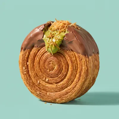 New York Roll mit Schokoladenglasur und Pistazien