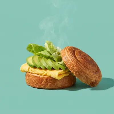 Green — herzhafter New York Roll, offen präsentiert mit Ei, Avocado und Blattsalat