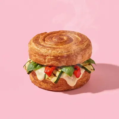 Veggie — herzhafter New York Roll, geschlossen belegt mit Grillgemüse, Käse und Basilikum
