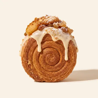Cinammon Kiss — New York Roll mit Apfel-Zimt-Creme und Streuseln, auf der Kante stehend