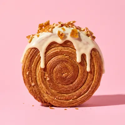 White Hazelnut Dream — New York Roll mit weißer Haselnusscreme und Krokant, auf der Kante stehend